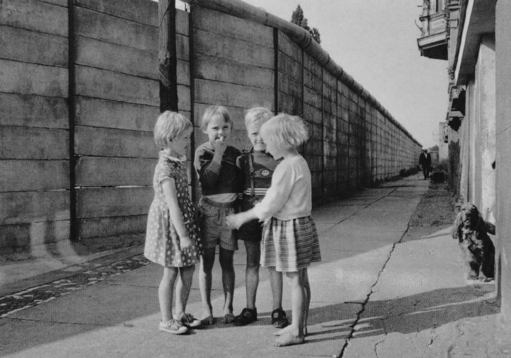 60 Jahre Mauerbau - Kinder Der Mauer Im Sommer 1961 In Berlin ...