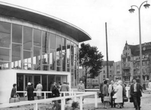 Bundesarchiv_Bild_183-A0706-0010-001_Berlin_Bahnhof_Friedrichstrasse_Glashalle_Eingang.jpg