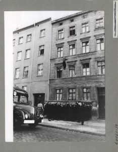 Bernauer Straße - Flucht durch Sprung aus dem dritten Stock