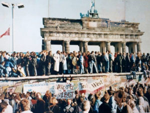 West_and_East_Germans_at_the_Brandenburg_Gate_in_1989-