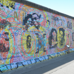 Gelb Orange Organisch Blume Social Media Manager Logo